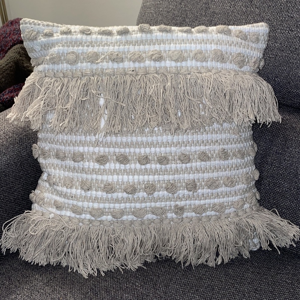 Structube throw pillow cushion fringe tassel 40 x 40